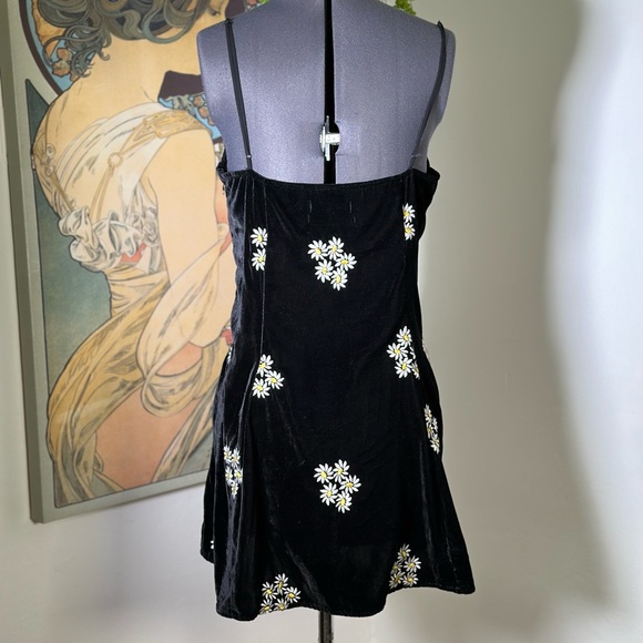 Urban Outfitters Ginger Velvet Daisy Embroidered
Black Velvet Corset Mini Dress - Picture 5 of 13